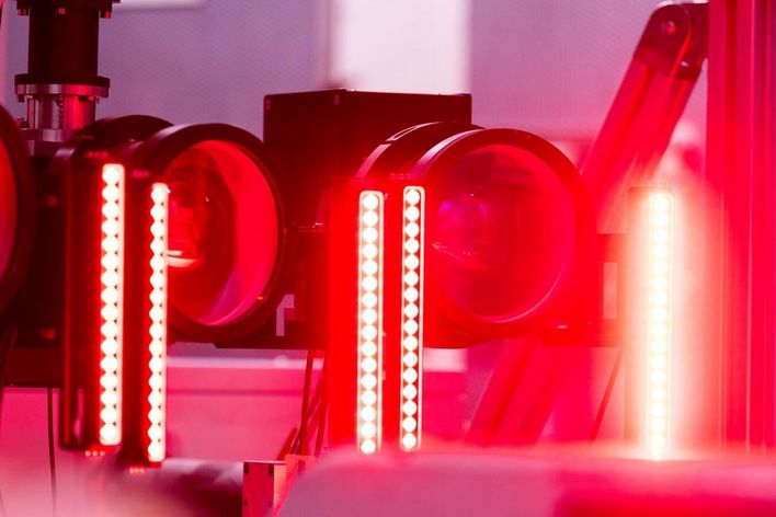 Einer von Webastos Lasertricks: Scanner werfen   ultrakurze Laserpulse auf eine dünne Schicht und tragen   sie ab.