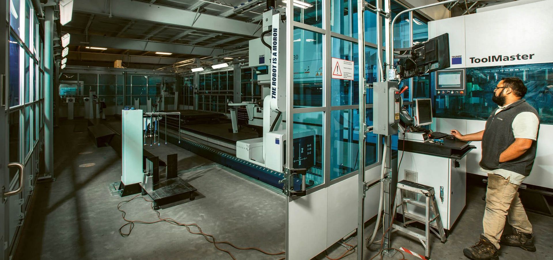 TRUMPF war mit von der Partie, als es 2017 darum ging, EMIT endgültig zur intelligenten Fabrik zu machen. Inspirieren ließ sich das Unternehmen unter anderem von der TRUMPF Smart Factory in Chicago.