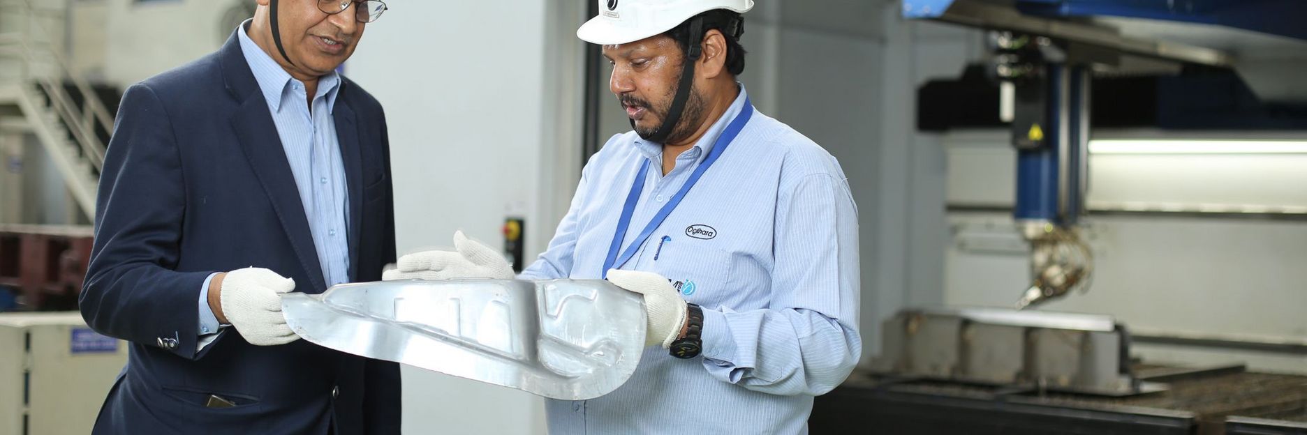 B. B. Gupta (links), Präsident Strategy & Business Planning von JBM Auto Components, und General Manager Ajit Choudhary inspizieren Bauteile, die mit der TruLaser Cell 7040 beschnitten wurden. 