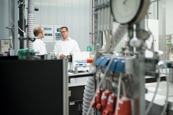 Prof. Barcikowski forscht an Nanopartikeln.