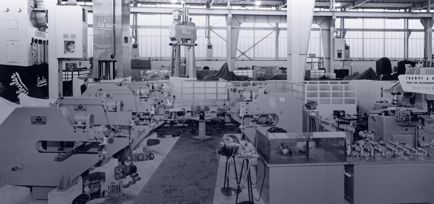 fotografía histórica del edificio de la sede central de TRUMPF en una feria en Hannover (Alemania)