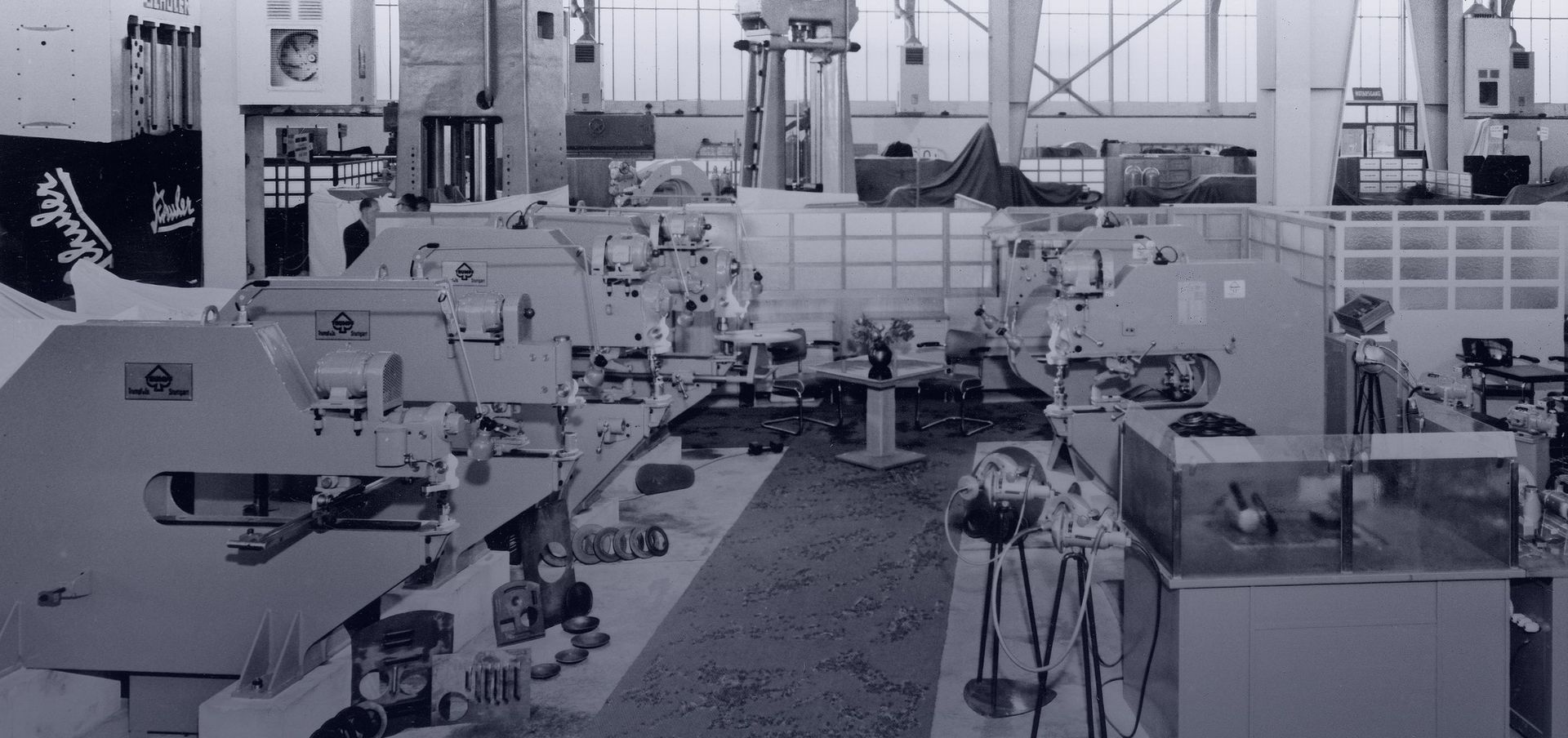 Historische foto van een stand van TRUMPF op een handelsbeurs in Hannover, Duitsland