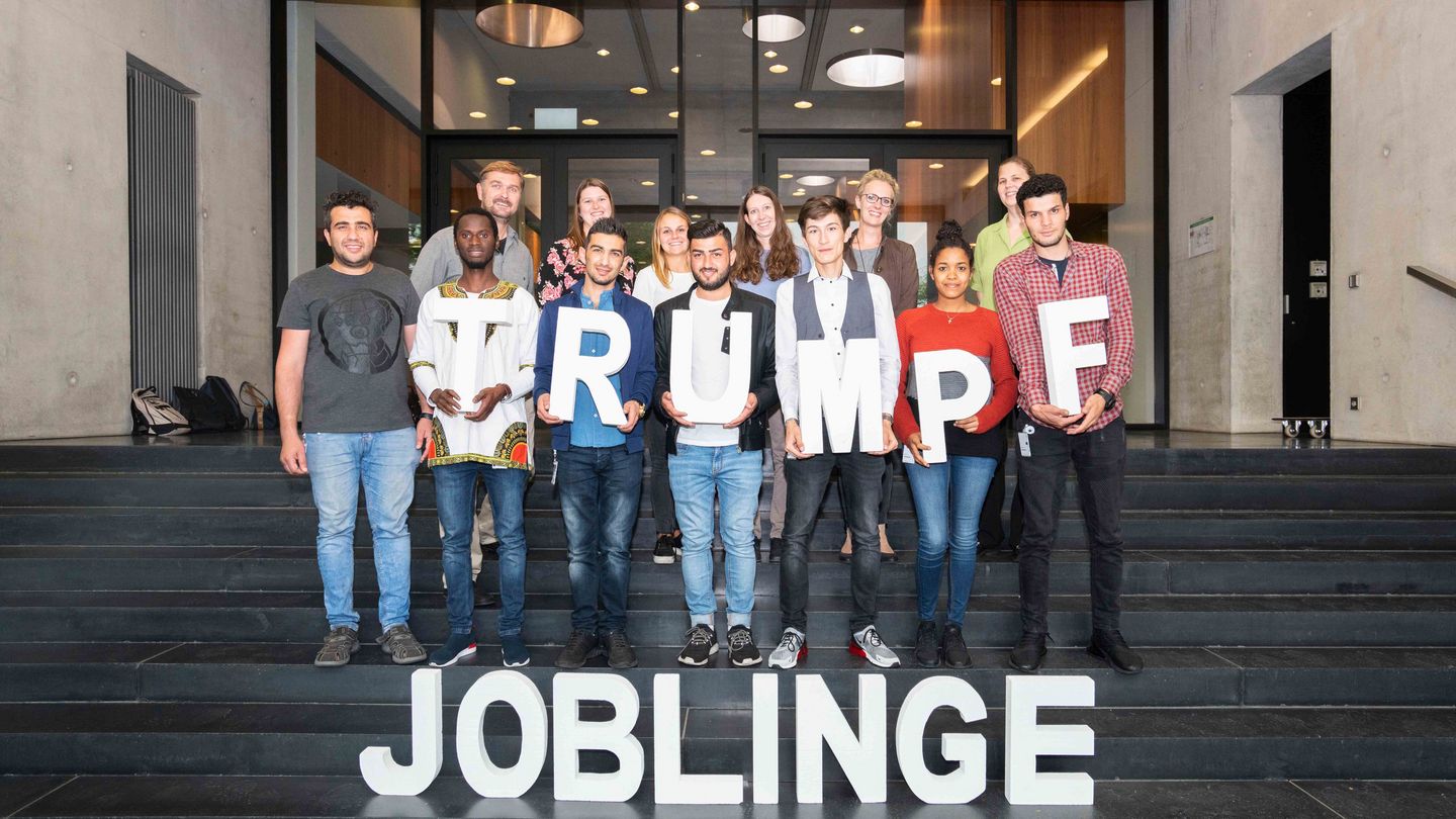 TRUMPF joblingovia stoja na schodoch, skupinová fotografia