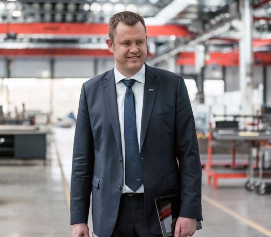 Le gérant en visite dans la production