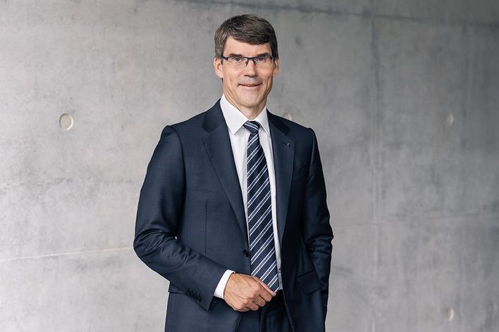 Portrét Dr. rer. pol. Larse Grünerta 