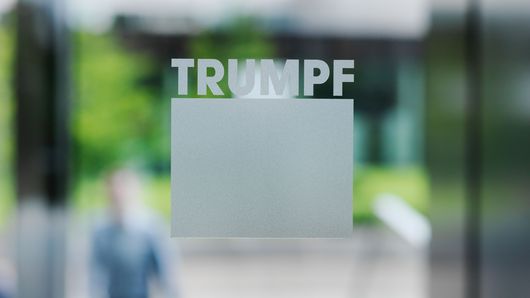 Het TRUMPF-logo bij de hoofdingang van het hoofdkantoor