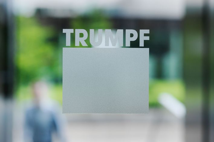 Logo-ul TRUMPF la intrarea principală a sediului central