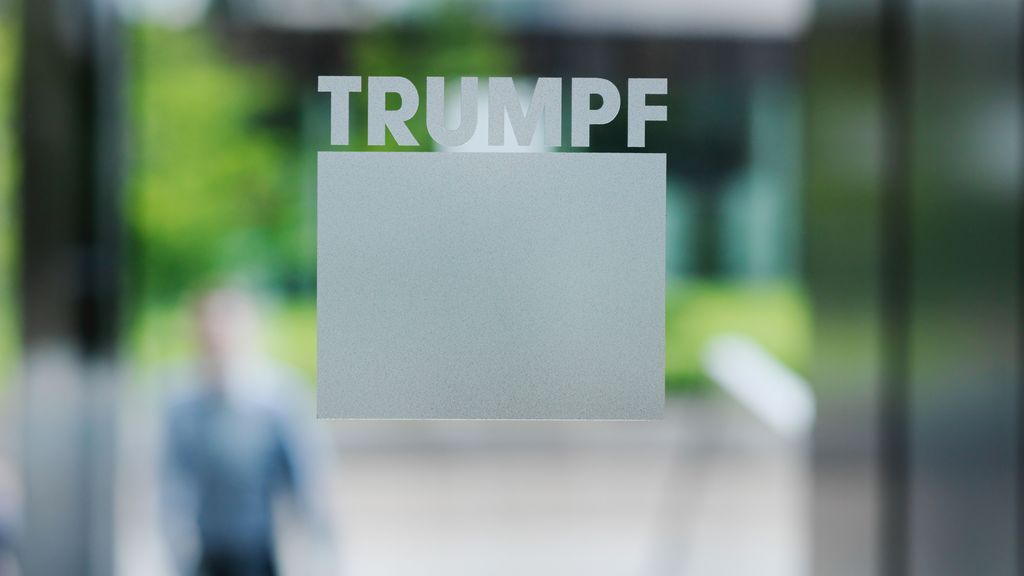 Şirket merkezi ana girişindeki TRUMPF logosu