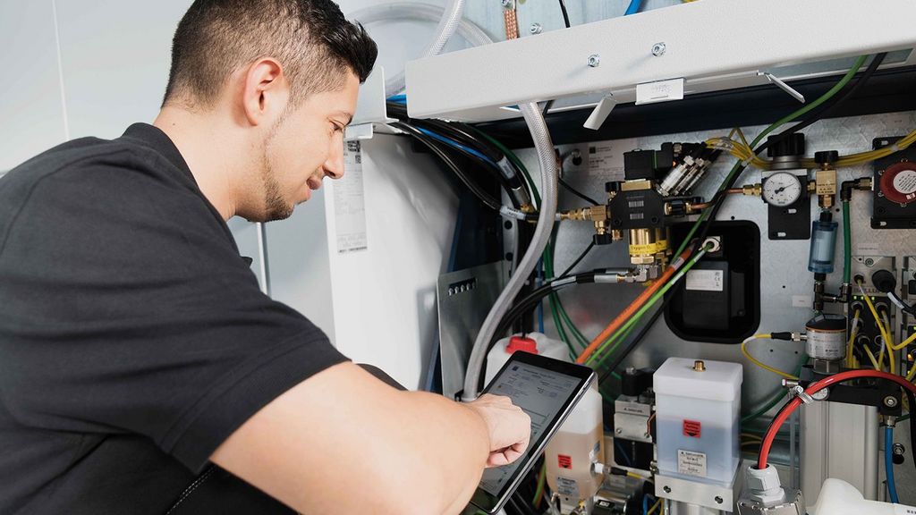 Condition Monitoring, service engineer repairs machine