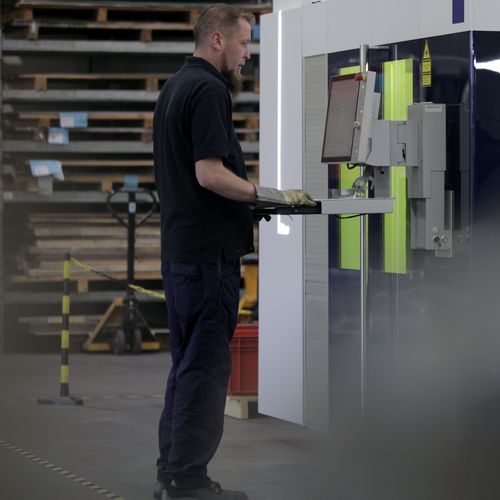 Un collaborateur sur une machine