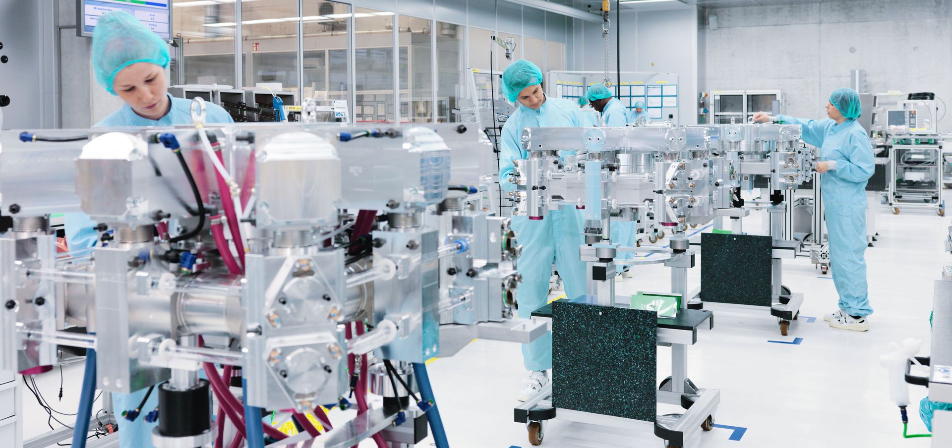 Medewerkers van TRUMPF aan het werk in de cleanroom waar de laserresonator in elkaar wordt gezet