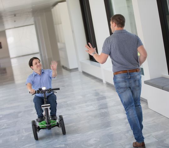 Empleado con minusvalía en un segway
