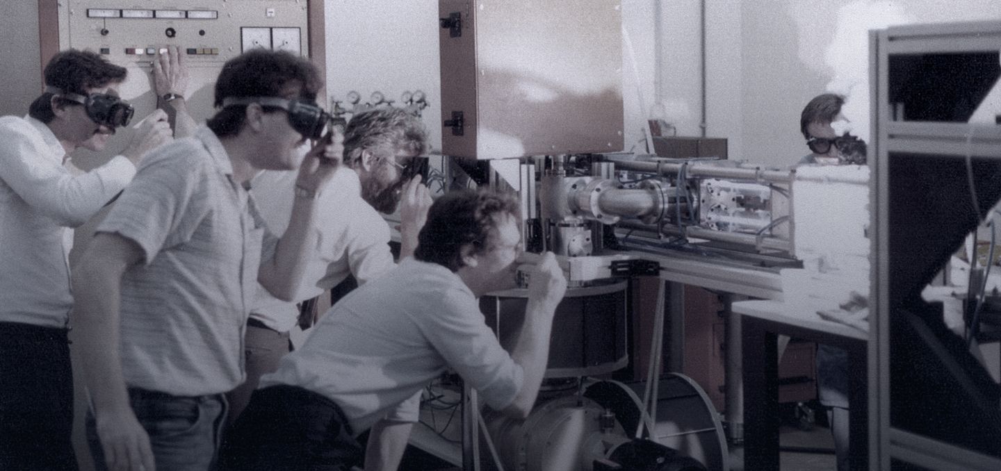 fotografía histórica que muestra el desarrollo del láser en la década de 1980 en TRUMPF