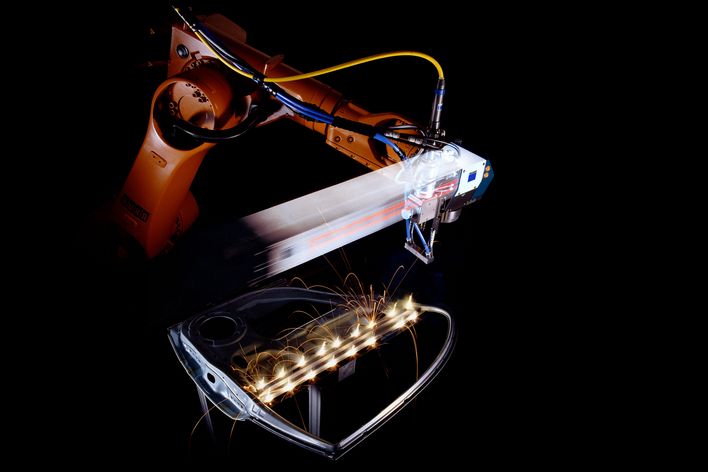 Sudură cu scanare a ușii unui automobil cu sistemul optic de focalizare programabil PFO 33