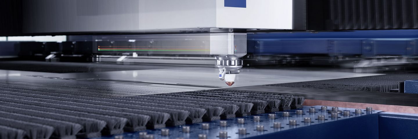 TruLaser Center 7030, Schneidkopf in Aktion