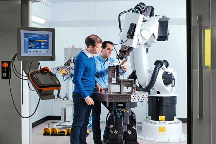 TRUMPF graduates talking 