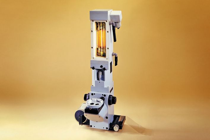 imagine istorică a primului laser cu mediu solid fabricat de compania Haas 