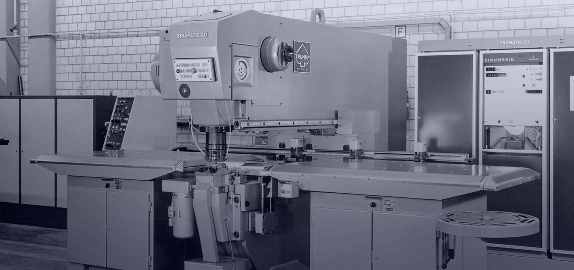 imagine istorică a primei mașini de fabricare a foilor de metal cu un sistem de comandă numerică de la TRUMPF