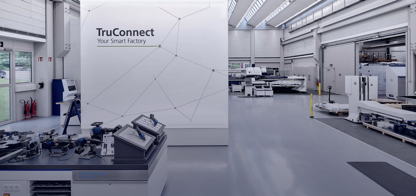 salón de exposición de TRUMPF en Ditzingen con banderín de TruConnect