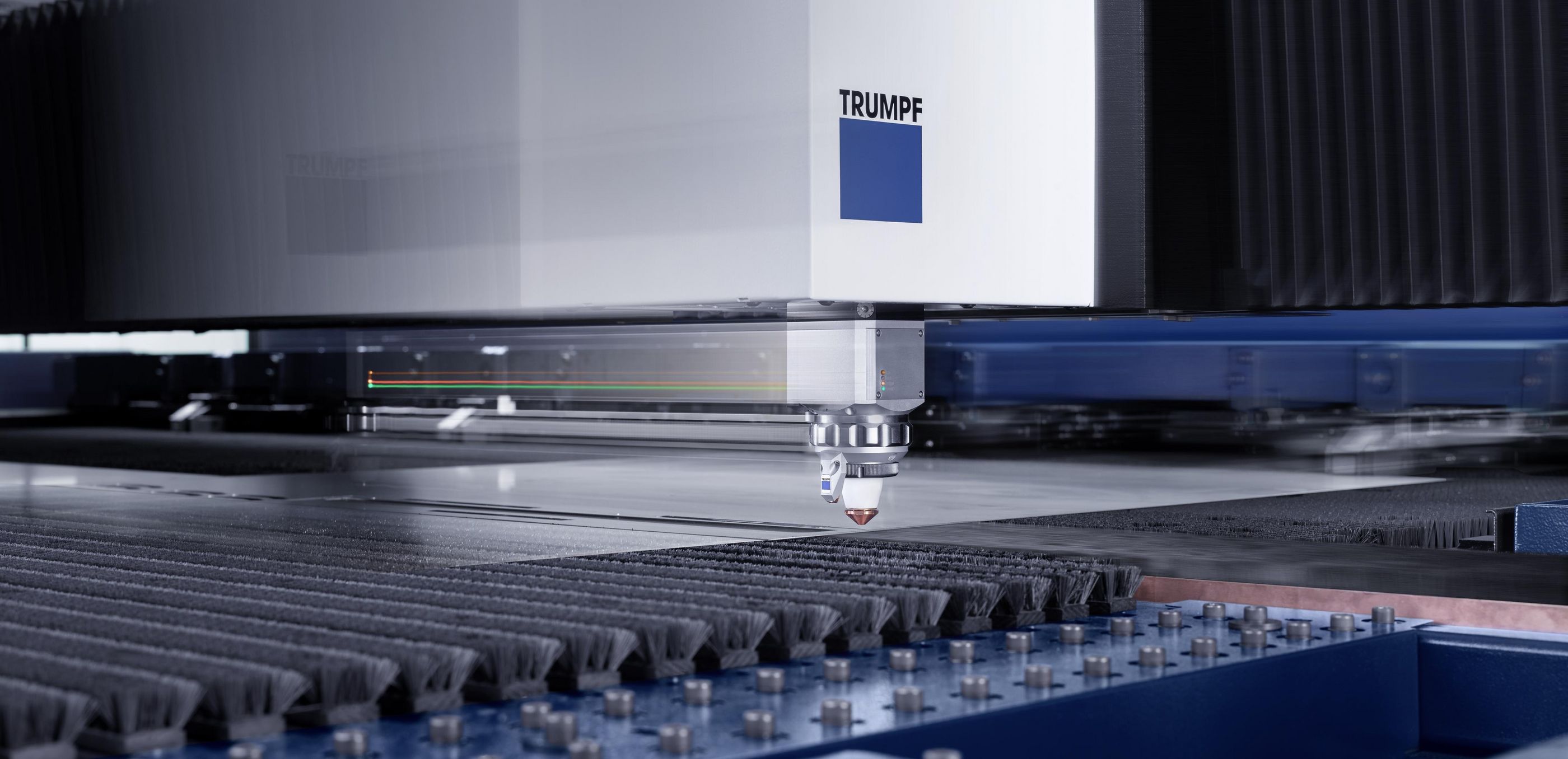 TruLaser Center 7030, la tête de coupe en action