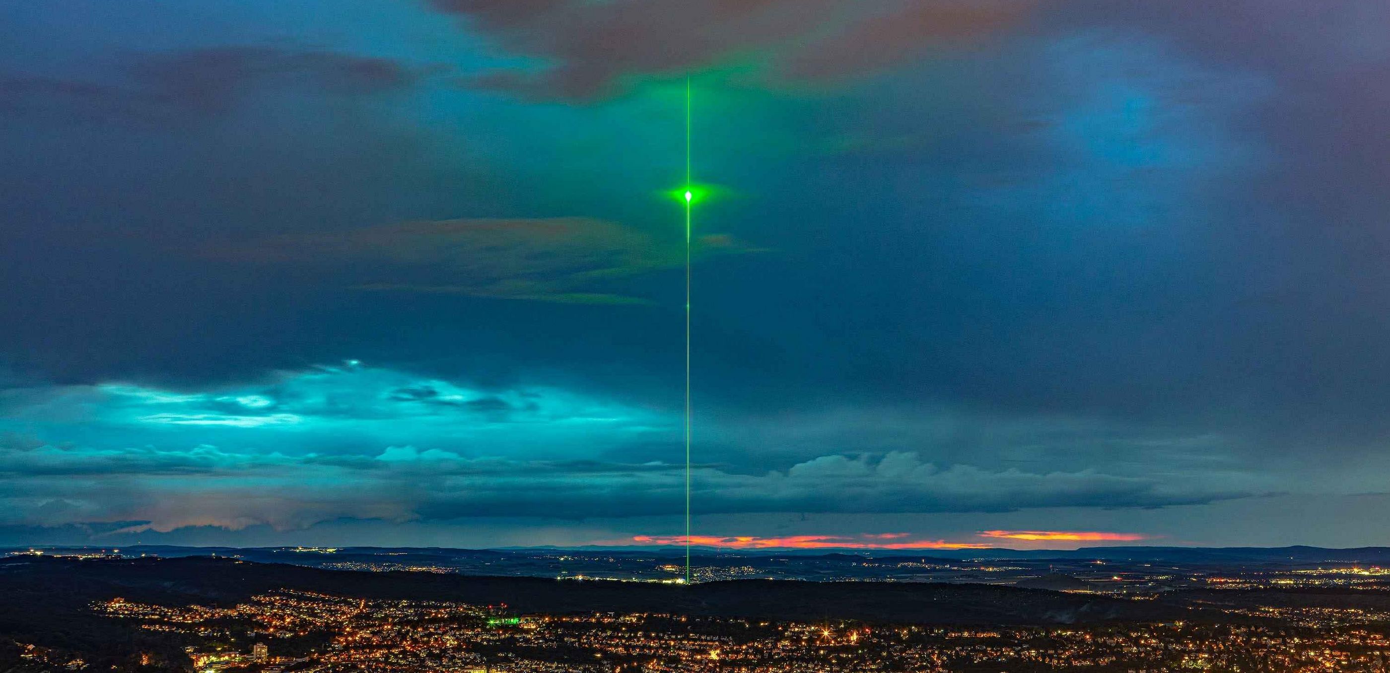 Laser verde para shows sobe ao céu sobre a fábrica da TRUMPF em Ditzingen
